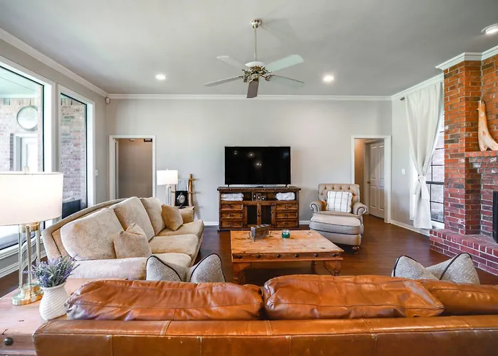 ~ 3 Mi To Dtwn: Aubrey Vacation Rental W/ Patio!