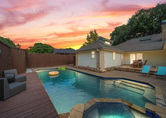 Central Plano 4-Bd 2-Ba Pool Retreat, Sleeps 10