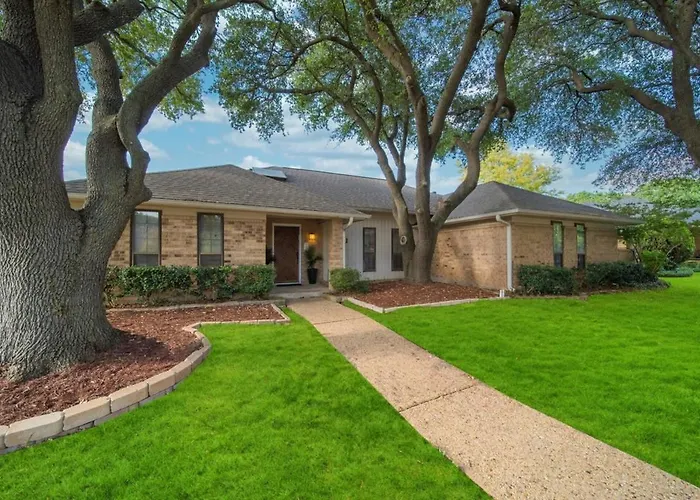 Central Plano 4-Bd 2-Ba Pool Retreat, Sleeps 10